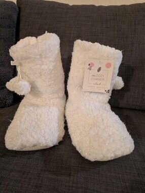 Women's Fuzzy White Slippers!